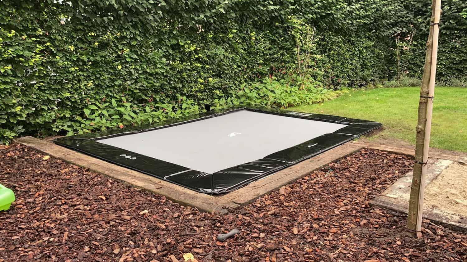 Trampoline rectangulaire Akrobat Primus noir 380 x 250 cm, à plat sur le sol 2/5
