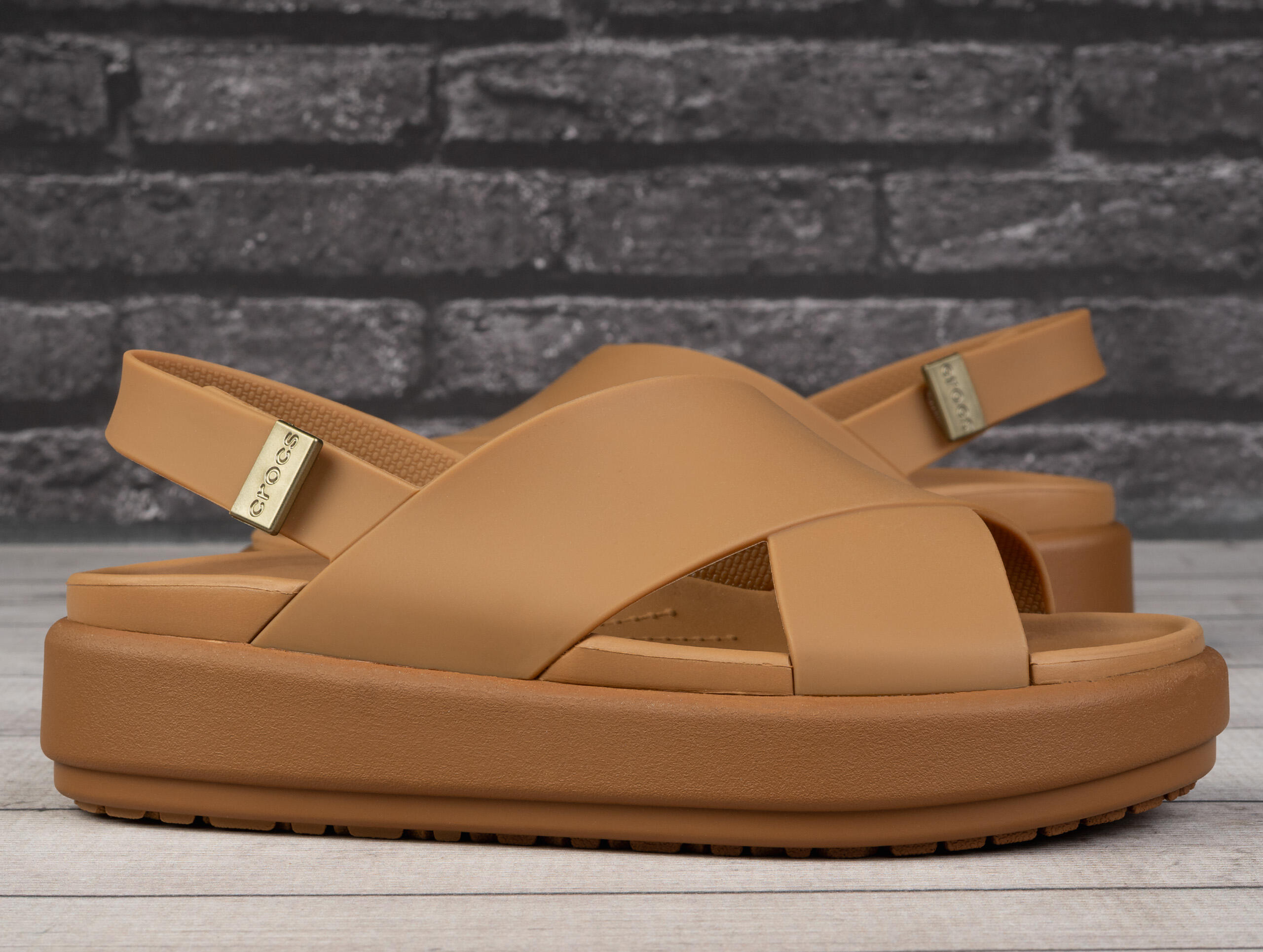 Sandały damskie do chodzenia Crocs BROOKLYN LUXE CROSS STRAP