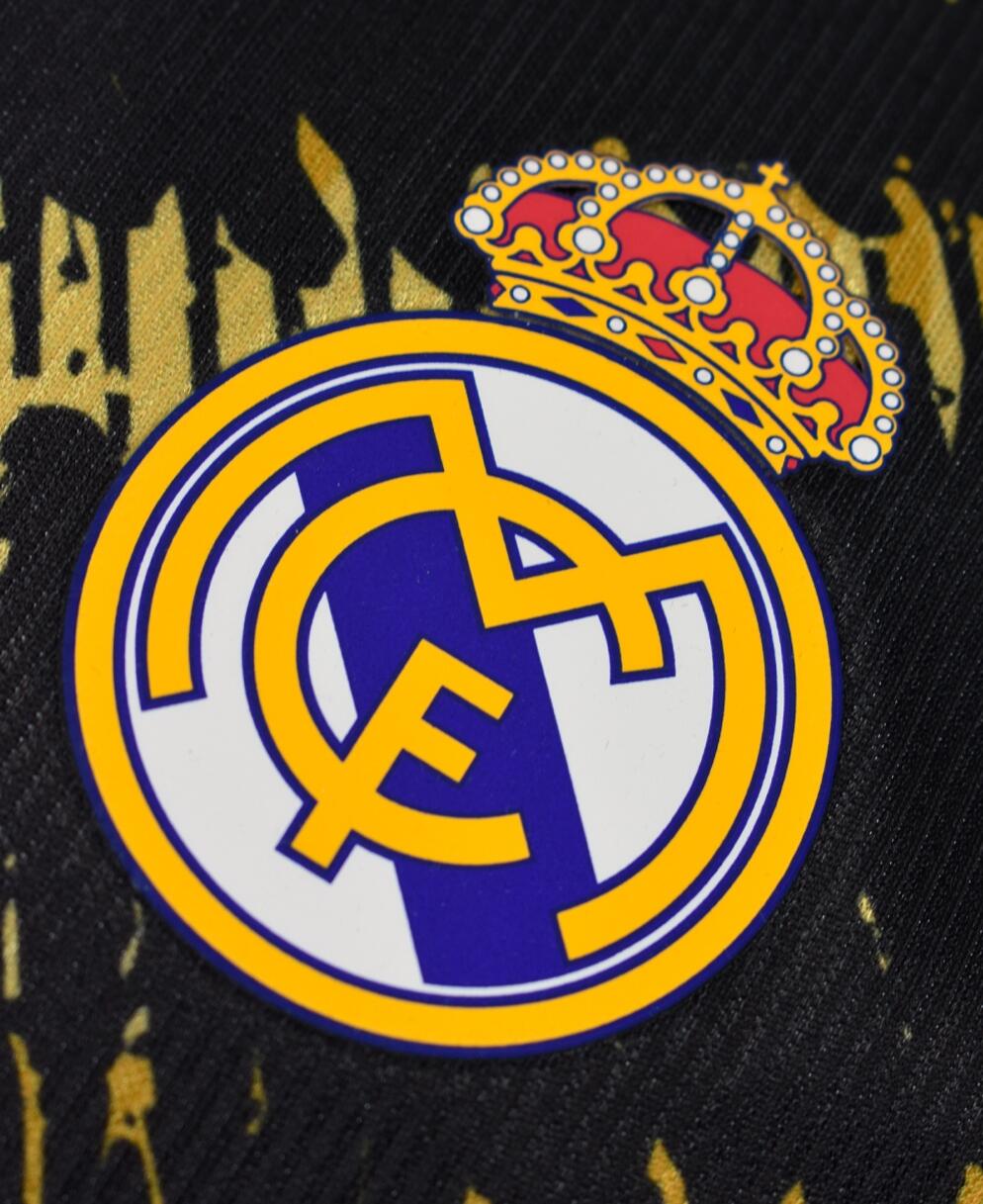 Real Madrid Trainingsanzug in Schwarz und Gold 4/4