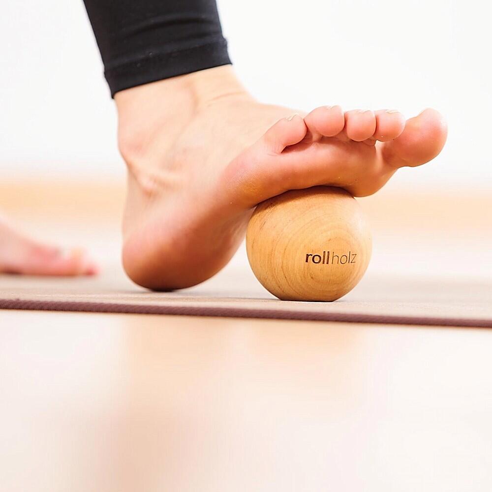 Faszienball 7 cm Kugel Walnuss aus FSC zertifiziertem Holz - ROLLHOLZ 4/5
