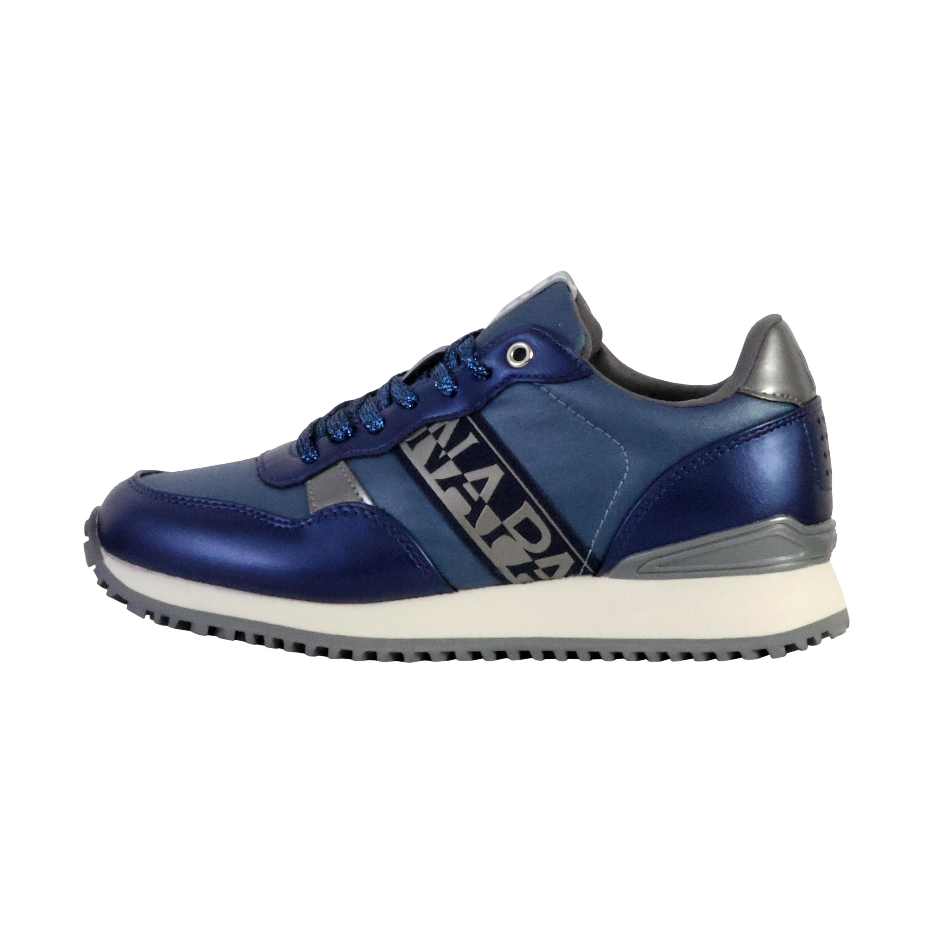 bleu marine.