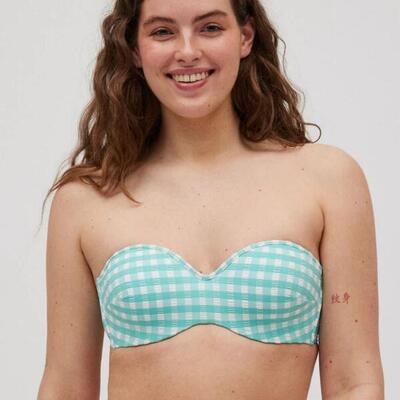 Top bikini bandeau vichy con textura azul celeste copa C