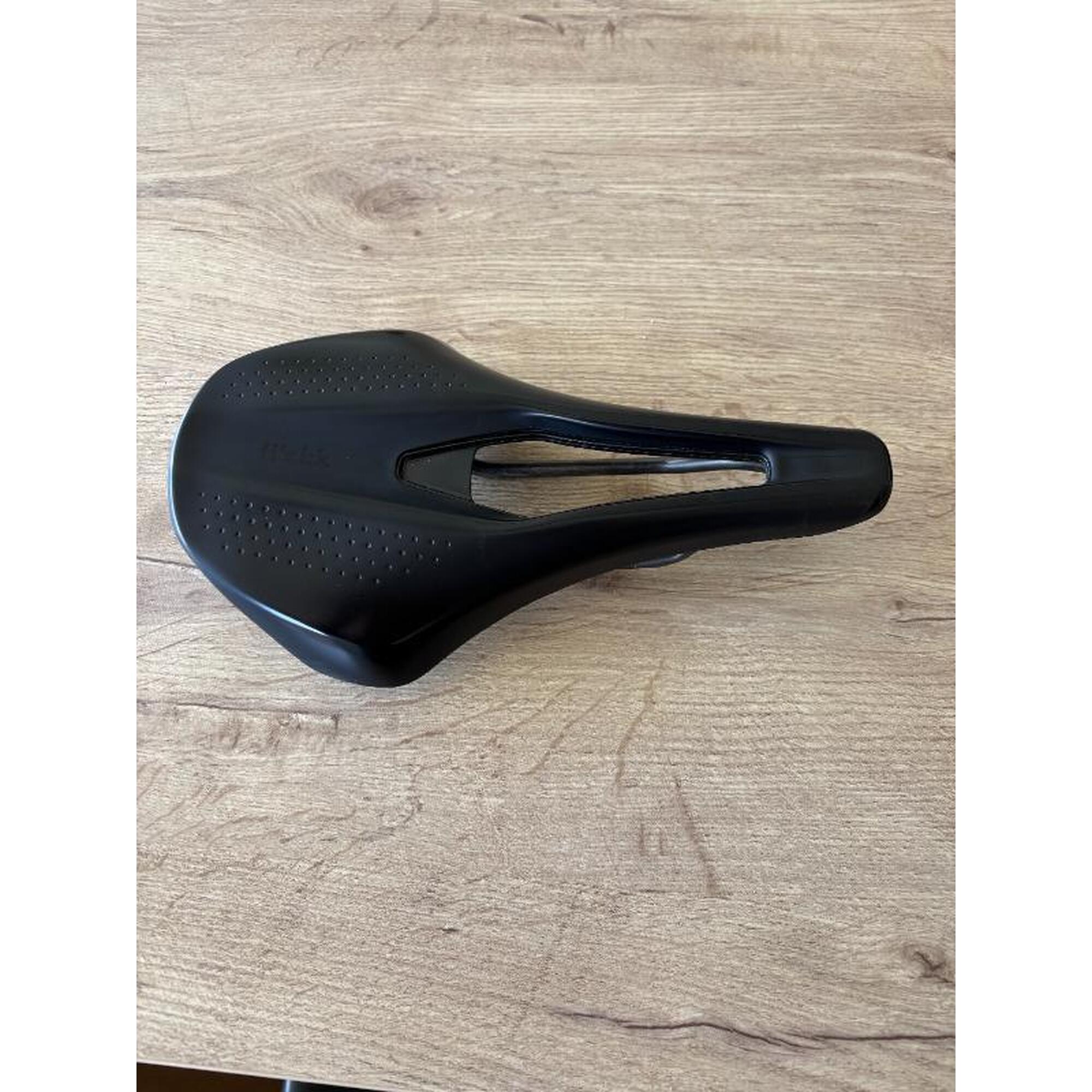 Entre Particuliers - Selle de vélo de route Entre particuliers      8480€    FIZIK Entre Particuliers - Selle de vélo de routeVendu exclusivement en ligne   