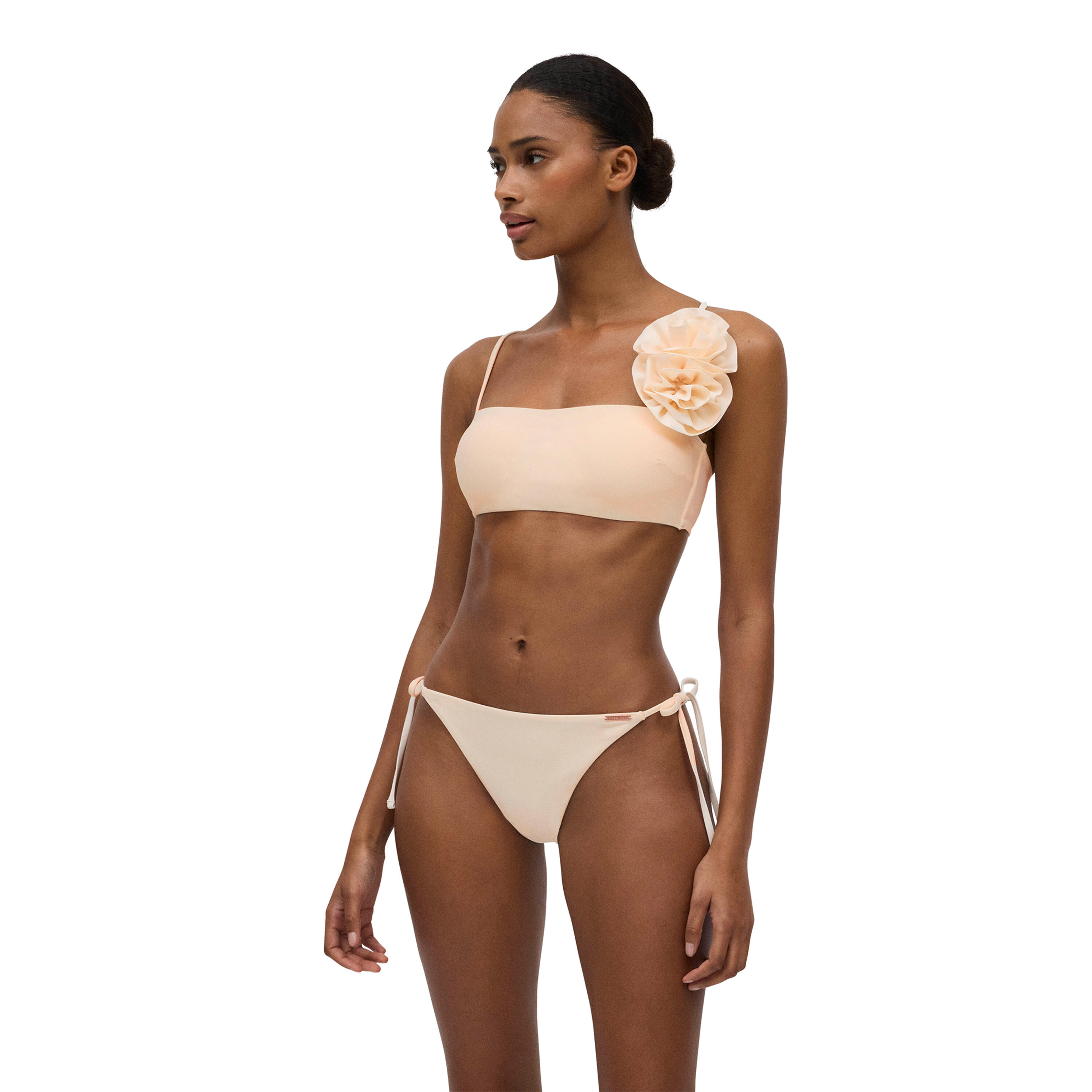 YSABEL MORA Conjunto de bikini bandeau detalle flores volumen marfil copa B