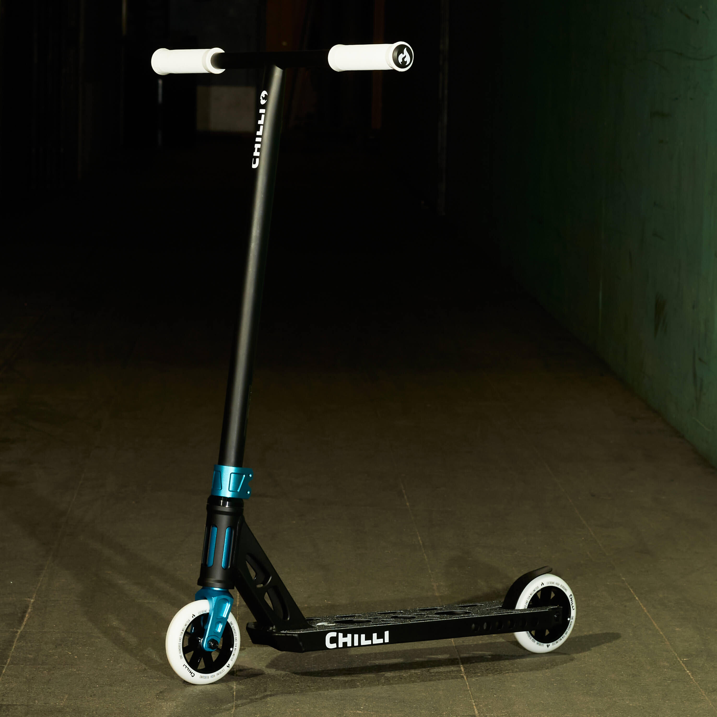 Ventus Stunt Scooter: Black/White 6/7
