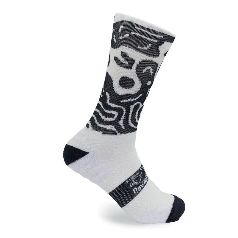 Meias DYSTOPIAN 4 de RUNNING (Preto e Branco) – 1 fio Exclusivo Online      18,95€  KAMUABU Meias DYSTOPIAN 4 de RUNNING (Preto e Branco) – 1 fioVendido e expedido por: KAMUABU SCApenas disponível nas lojas   