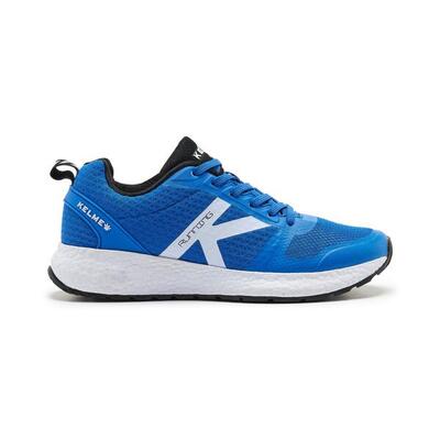Zapatillas de la marca Kelme para hombre en color blanco.