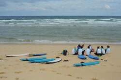 Initiation surf dans les Landes, ambiance surf lodge