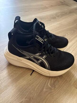 Entre Particuliers - Asics nimbus 27 noire 40.5