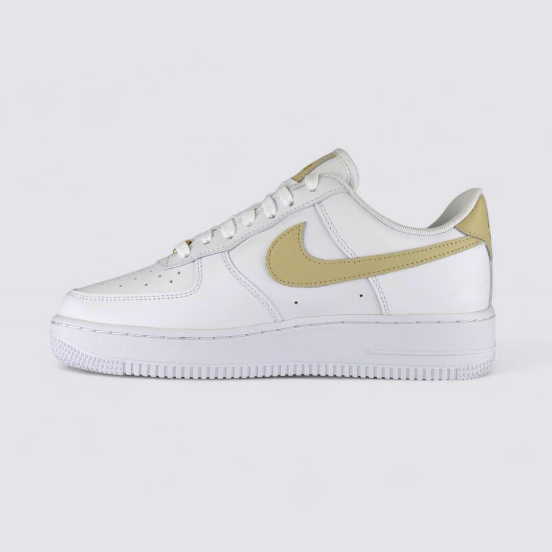 Buty lifestyle damskie Nike Air Force 1 '07 ESS CZ0270-105 3/4