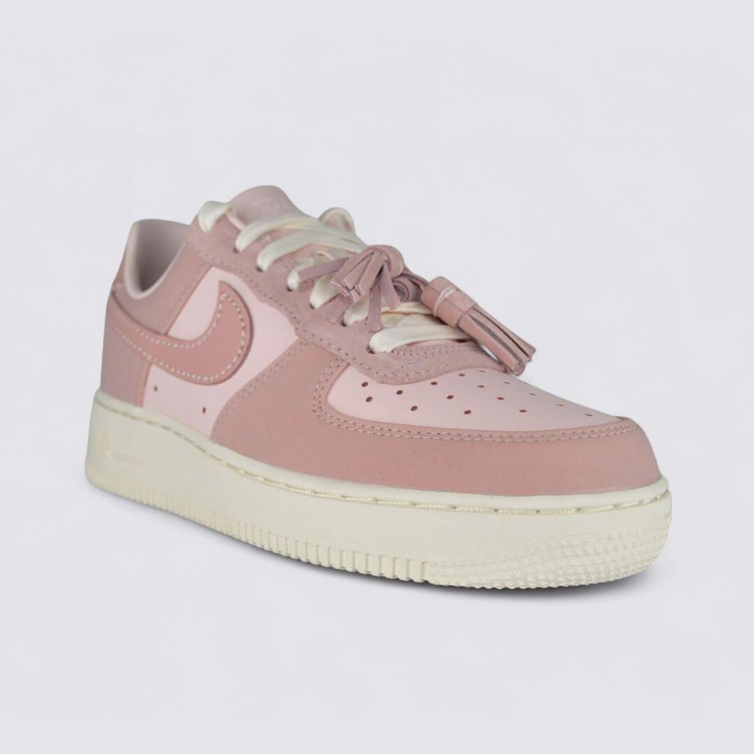 Buty lifestyle damskie Nike Air Force 1 '07 IB4654-661 3/4