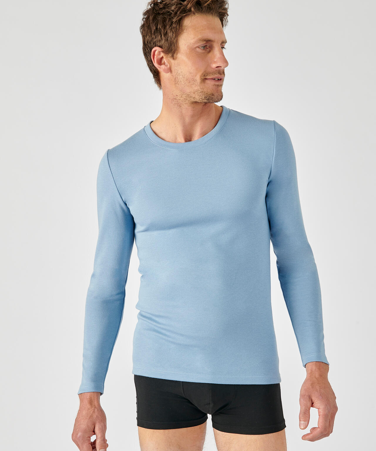 bleu tempête.