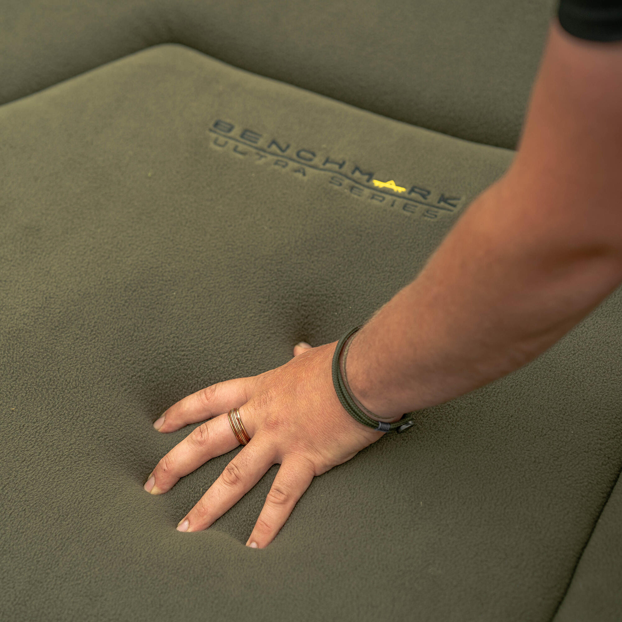 Avid Carp Benchmark Ultra Standard Bed 2/7