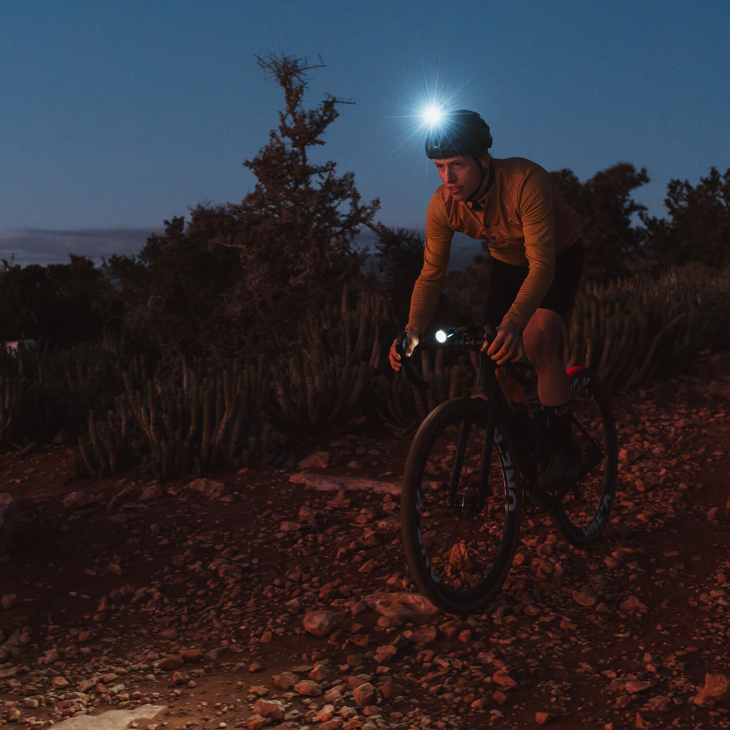 ÉCLAIRAGE VÉLO AVANT POUR CASQUE BUSTER 150 HL - 150 LUMENS 4/8