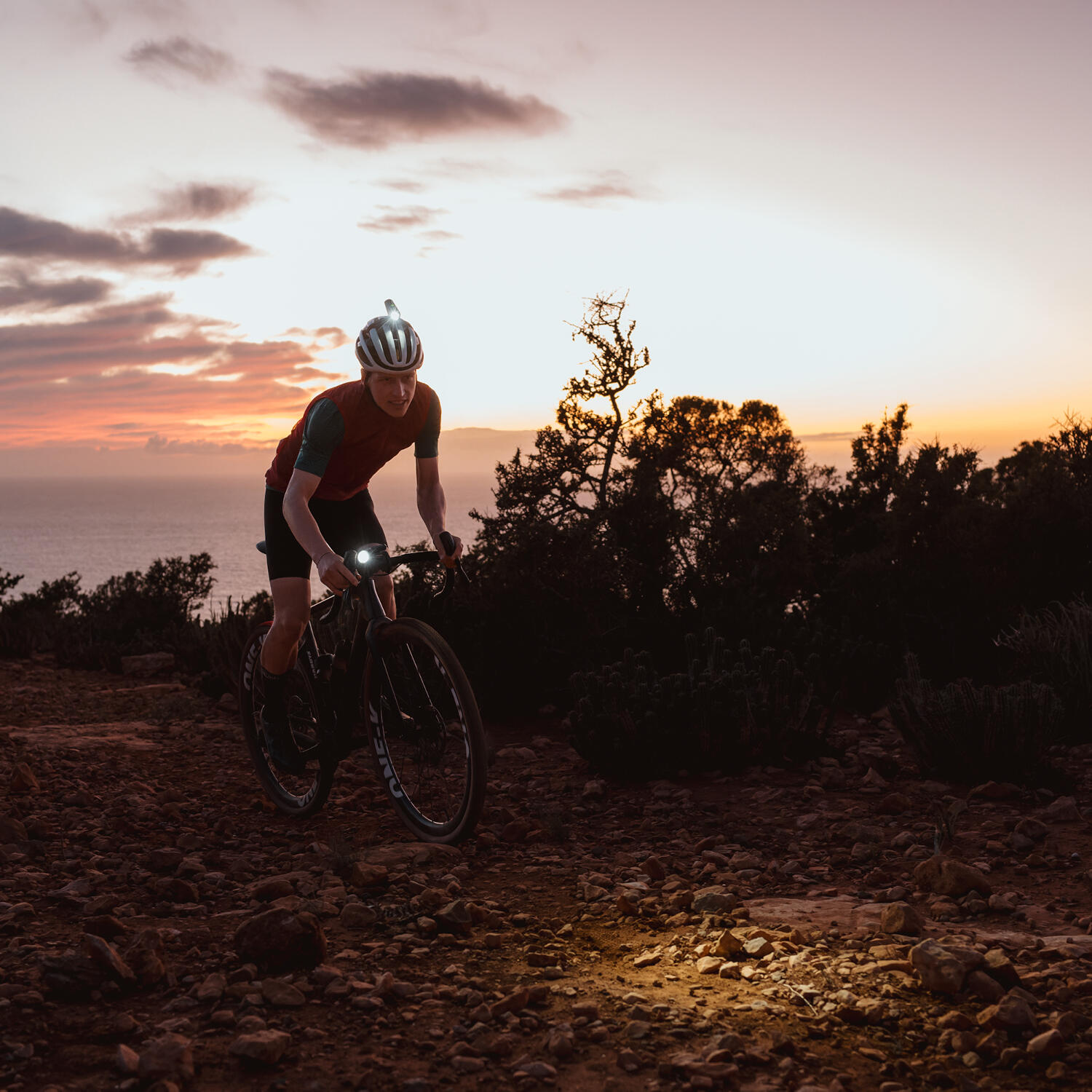 ÉCLAIRAGE VÉLO AVANT POUR CASQUE BUSTER 150 HL - 150 LUMENS 5/8