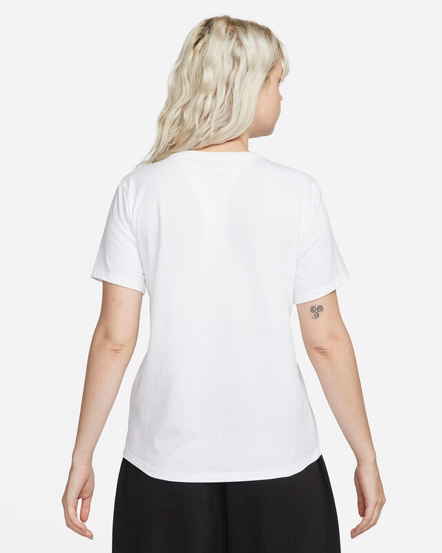 T-shirt Nike Sportswear Club Essentials pour Femme 2/6