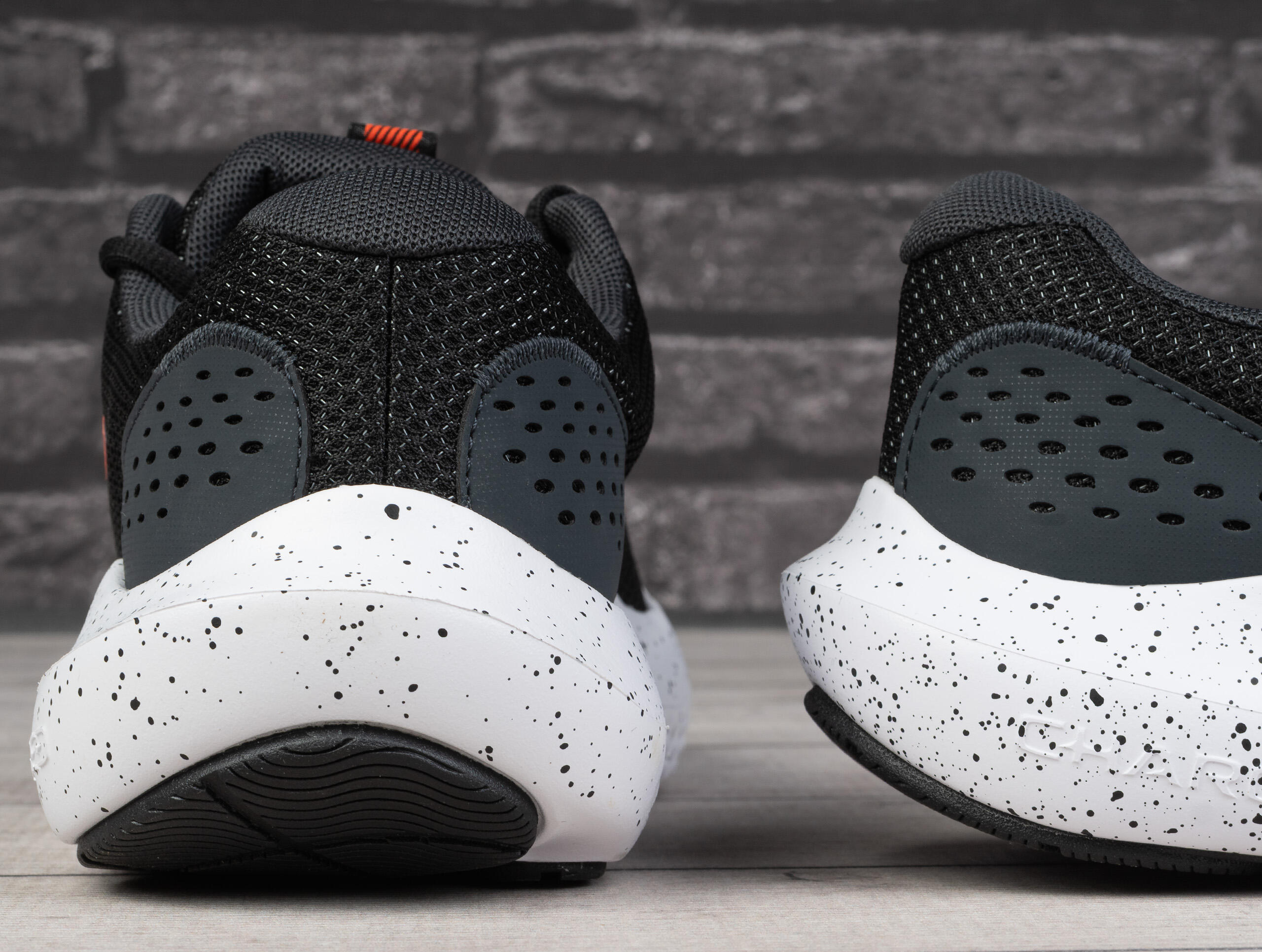 Buty męskie sportowe Under Armour CHARGED SURGE 4 4/7
