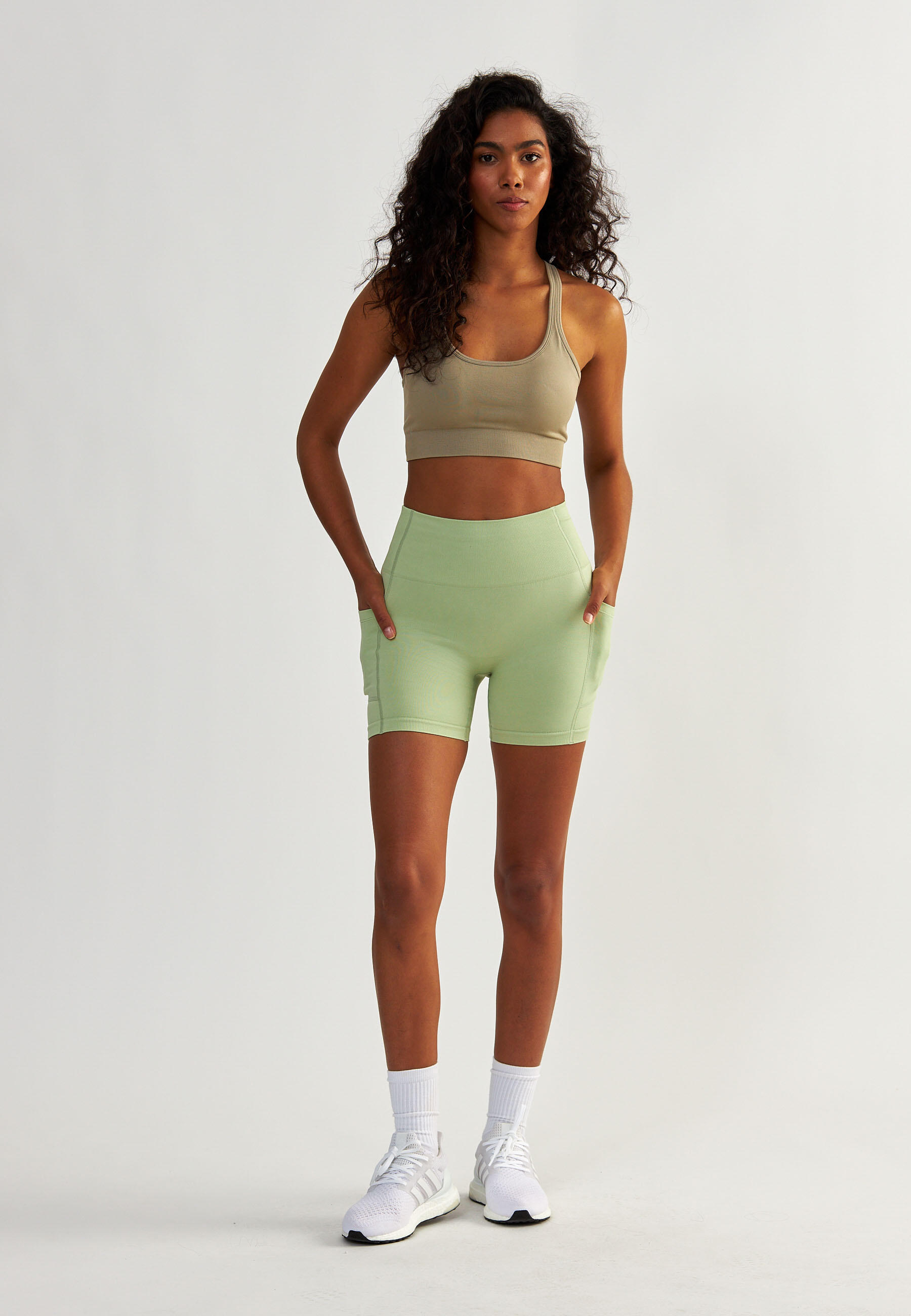 Szorty fitness damskie Beshaped Lift Me Up z kieszeniami 4/8