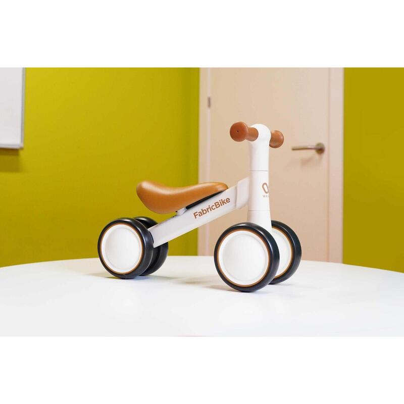Walker - Bicicletă de echilibru pentru bebeluși 10-24 luni, 4 roți. White