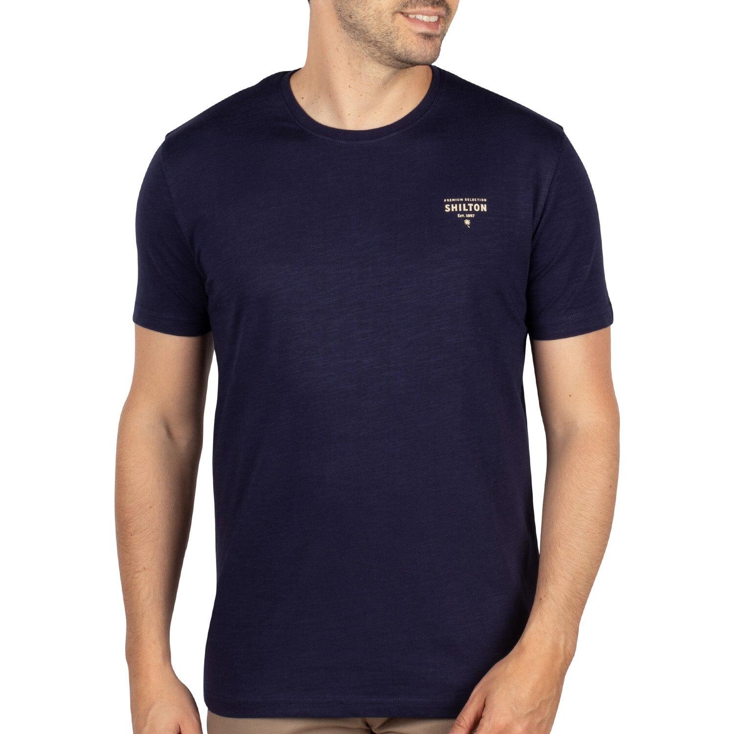 bleu marine.