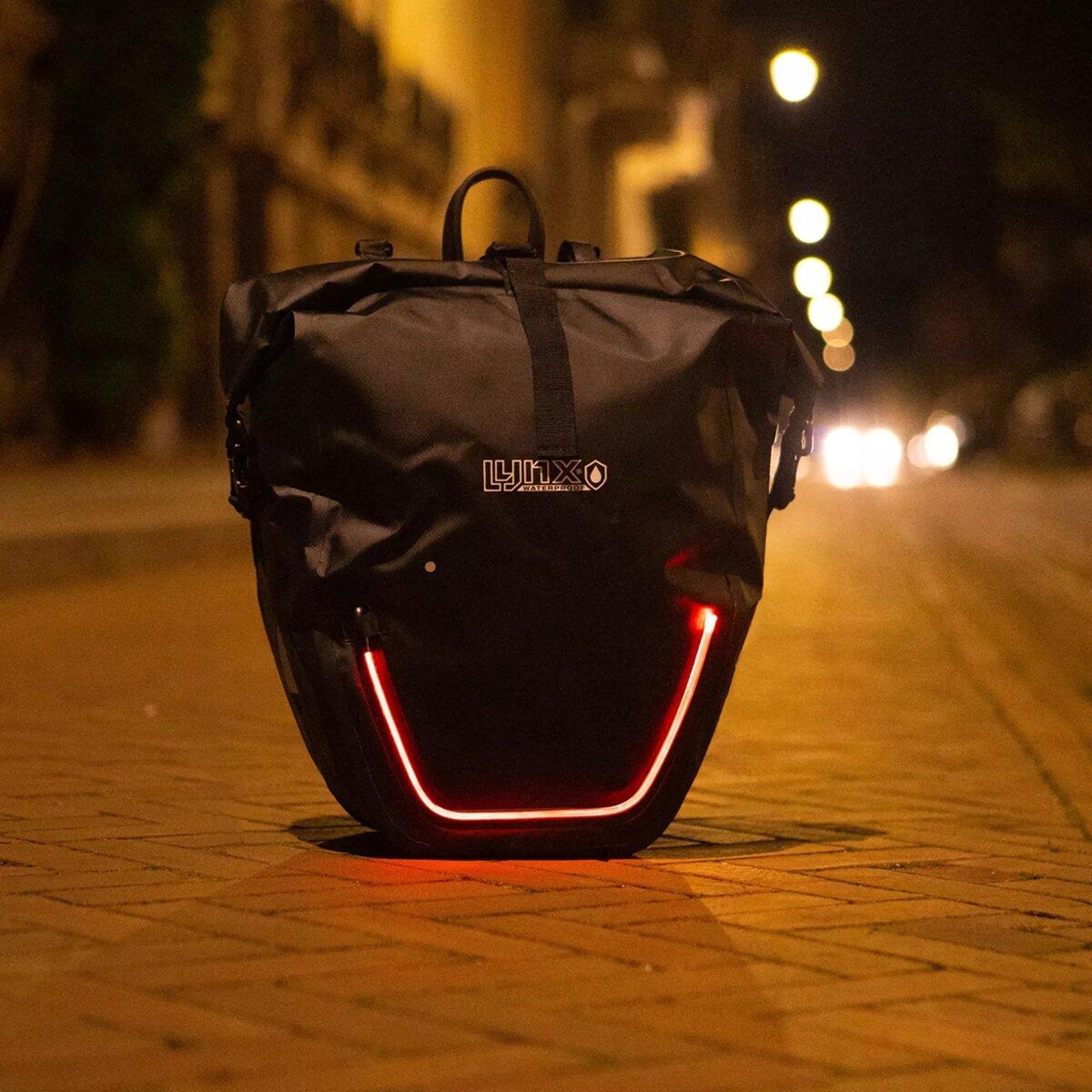 Alforja lateral con LED Lynx Rocky XL - Impermeable - 25 litros - Negro 2/4