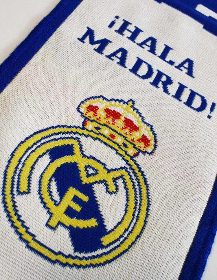 Szalik Realu Madryt - klasyczny wzór Hala Madrid
