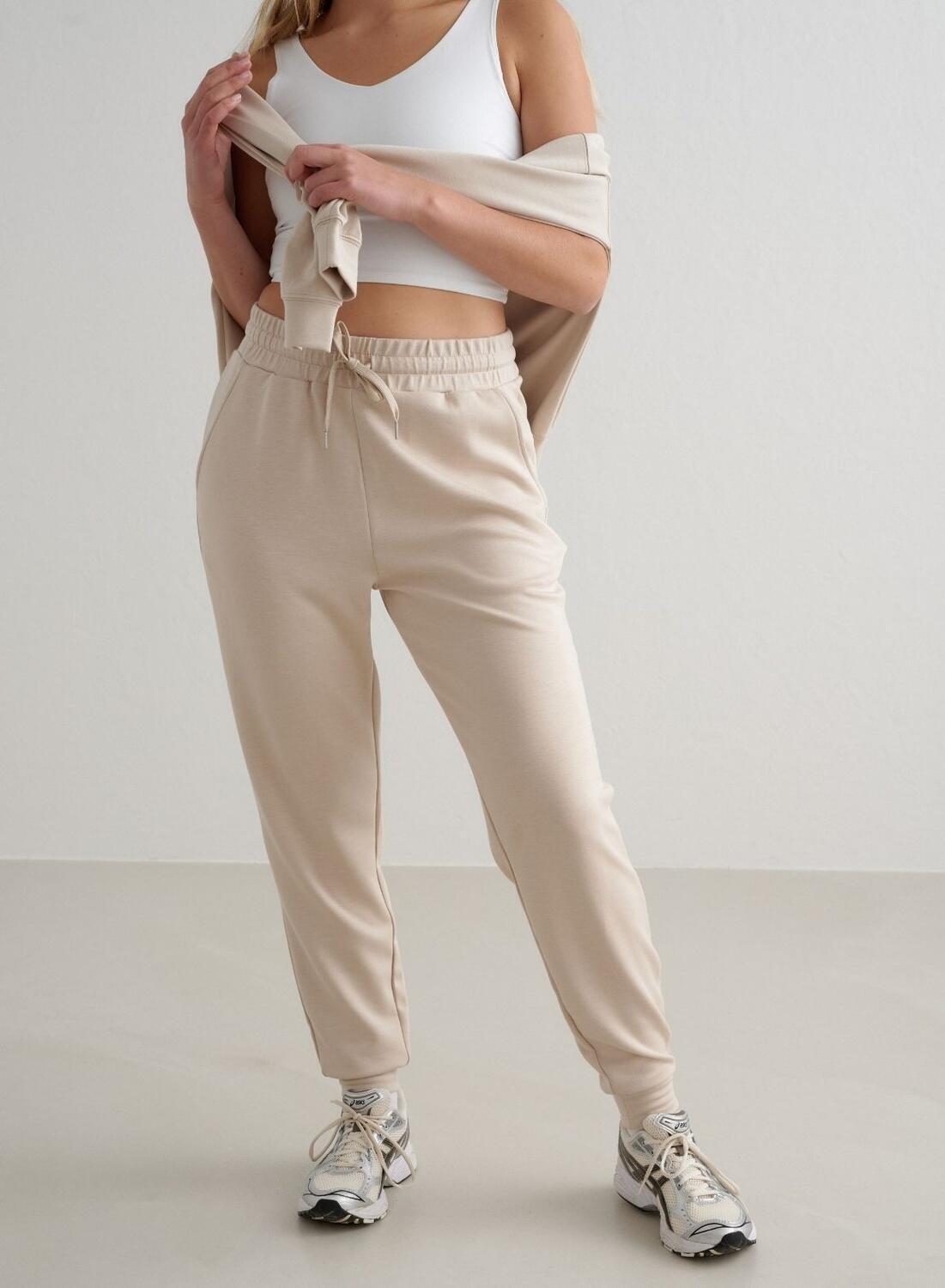 AIM'N Damen Sweatpants Atmungsaktiv Creme