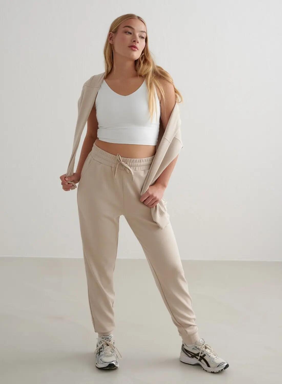 Damskie spodnie dresowe regular fit, ściągacze Comfy Modal beżowe 2/4