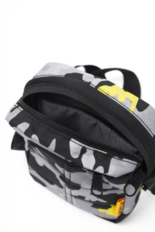 CATERPILLAR CAT Ryan Shoulder Bag 84058-634 – AOP Camo Black/Grey/Yellow 2/3