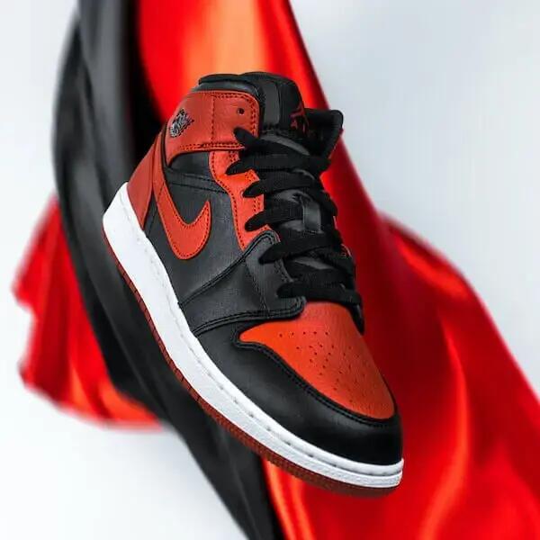 Unisex - basketball schuhe - jordan 1 mid banned - schwarz/red 4/6