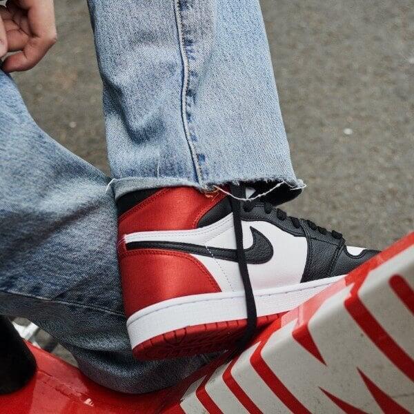 Air Jordan 1 Retro High Satin Black Toe 4/6