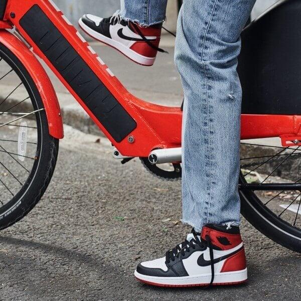 Air Jordan 1 Retro High Satin Black Toe 6/6