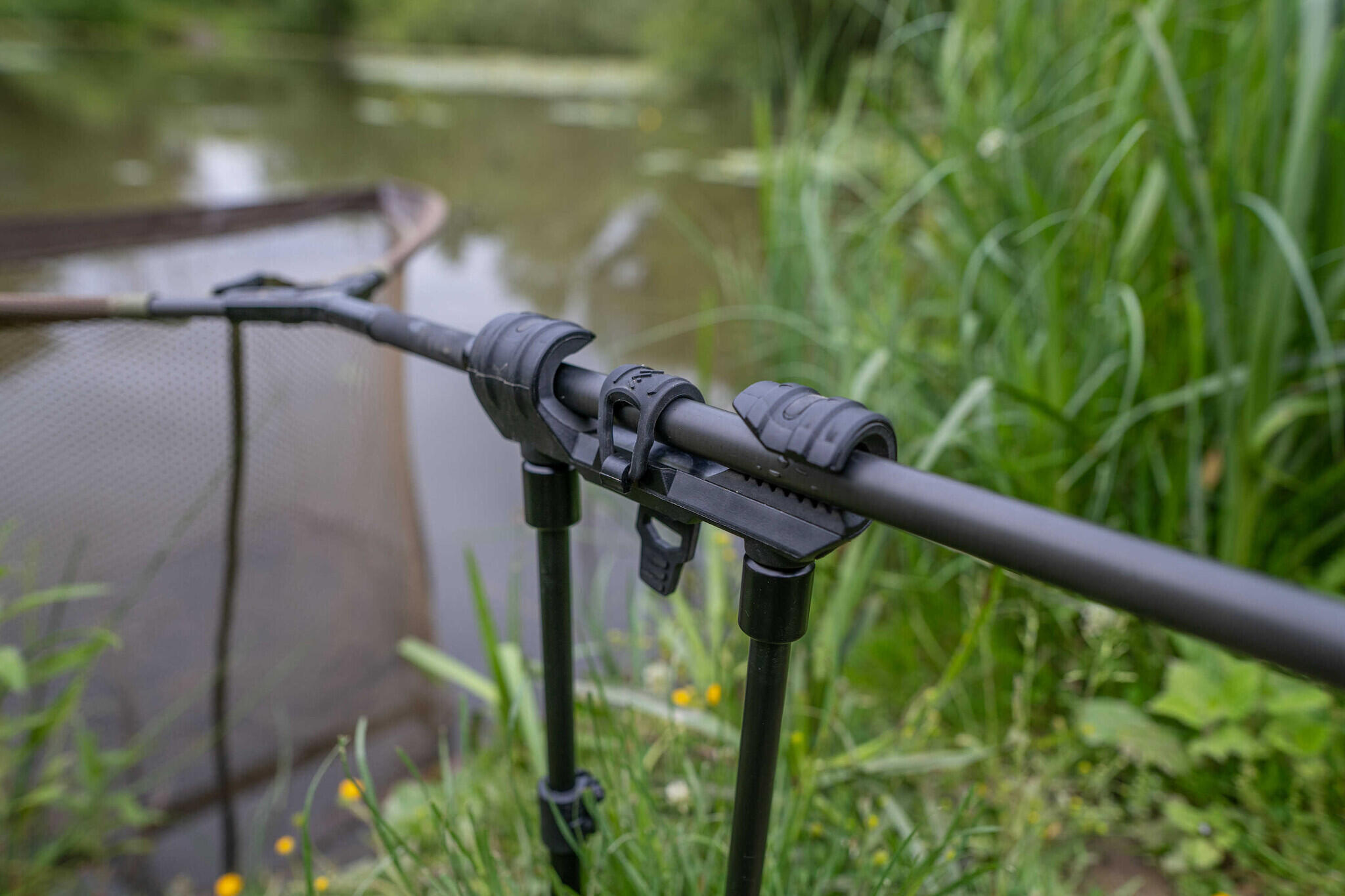 Avid Lok Down Landing Net Holder - Karper Steun 6/7