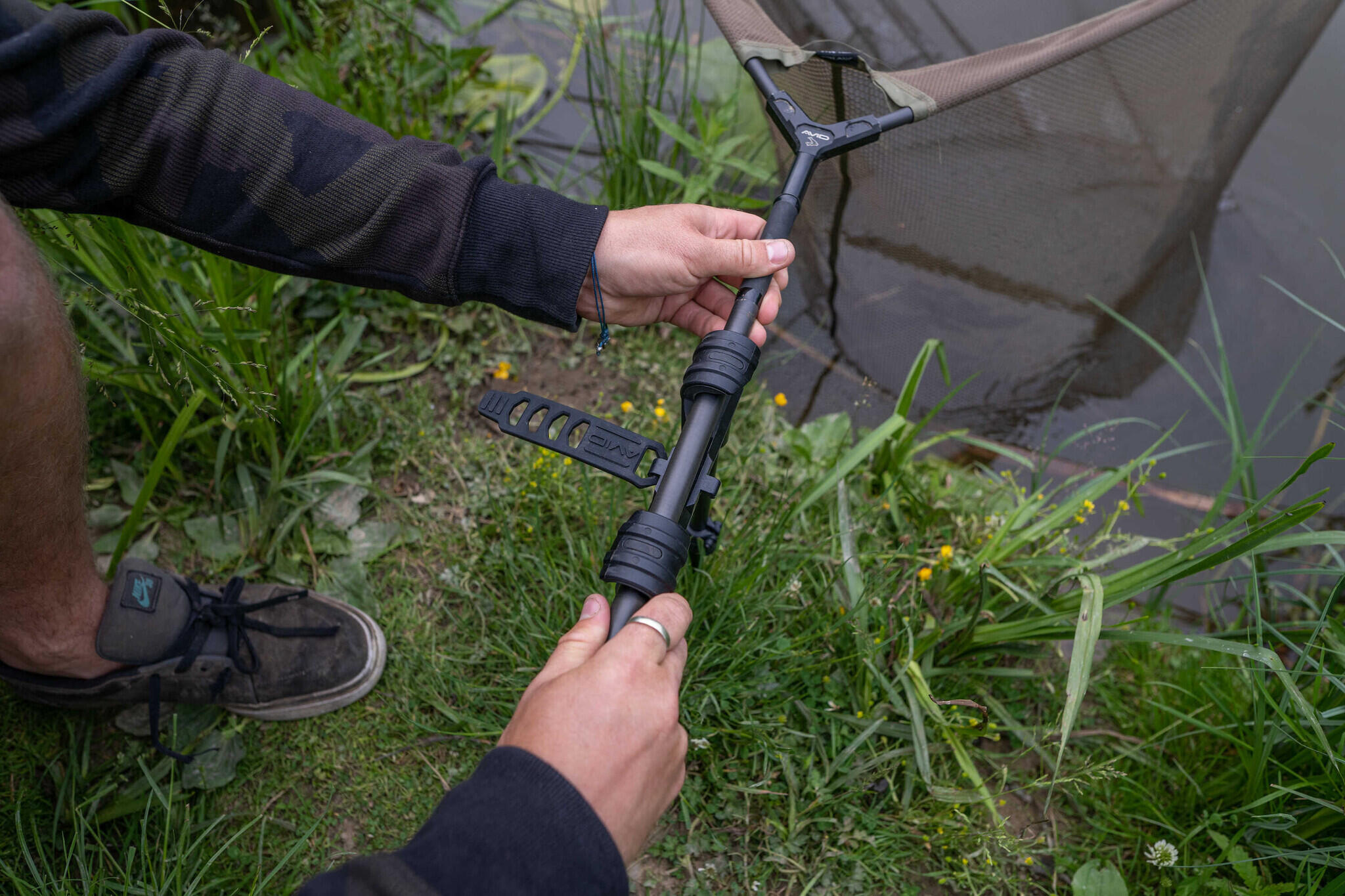 Avid Lok Down Landing Net Holder - Karper Steun 7/7