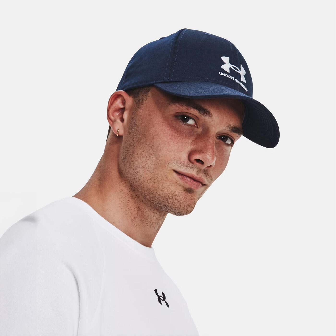 Gorra ajustable UA Branded Under Armour Azul marino noche y Blanco 3/4