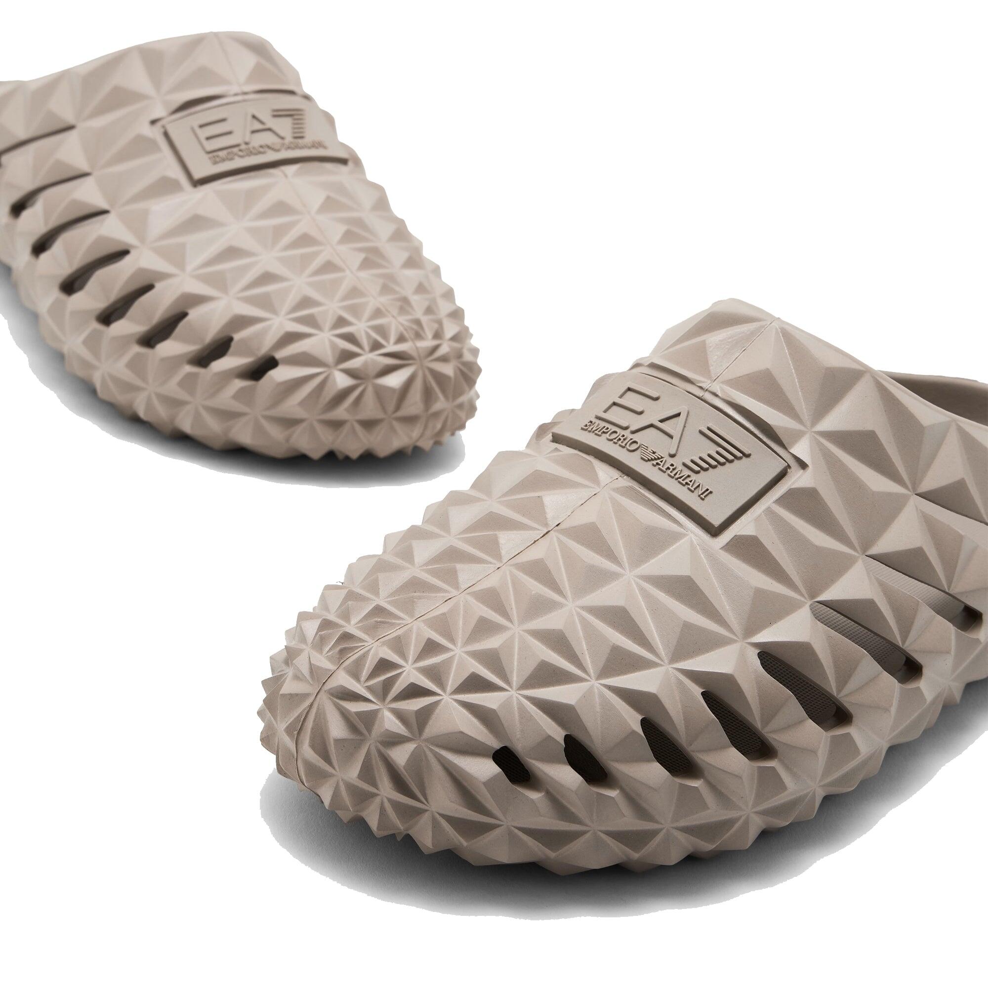 Three Dimensional Geometric Motif Slides Beige 2/4