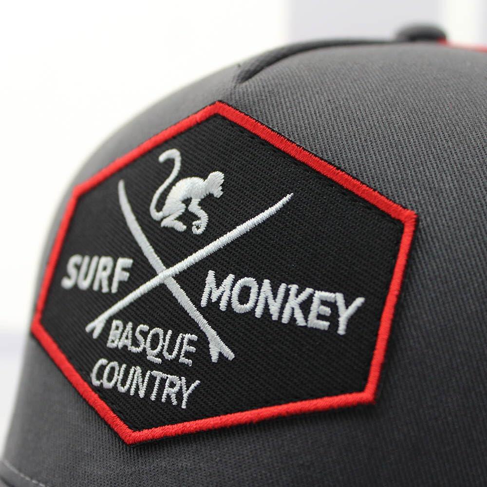 Gorra Trucker - 5 Paneles / Reciclada / Adulto / Talla única (Gris/Rojo) 3/4