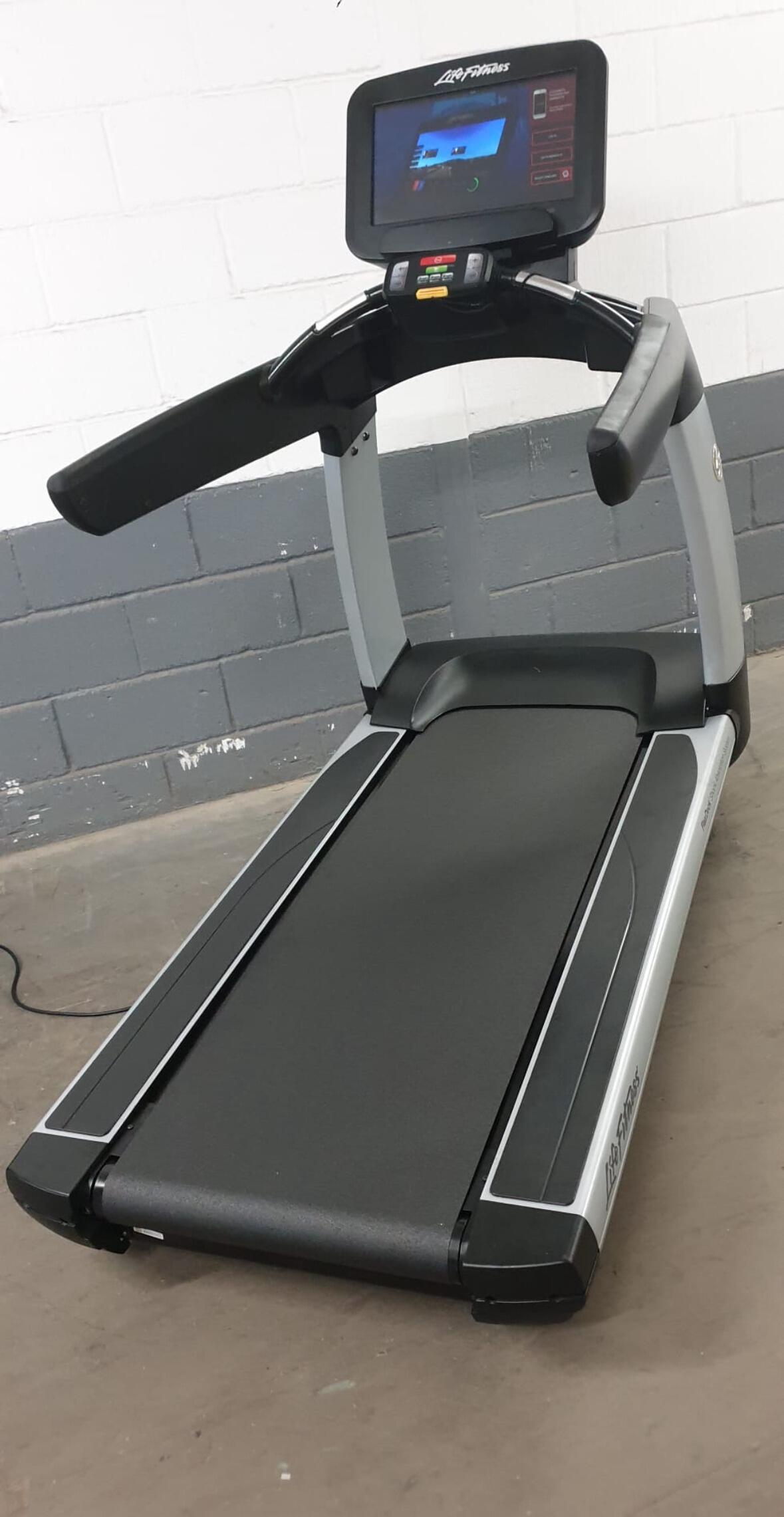 LIFE FITNESS Second Life - Life Fitness 95T Treadmill w/ Discover Se3 Console- Good Condition