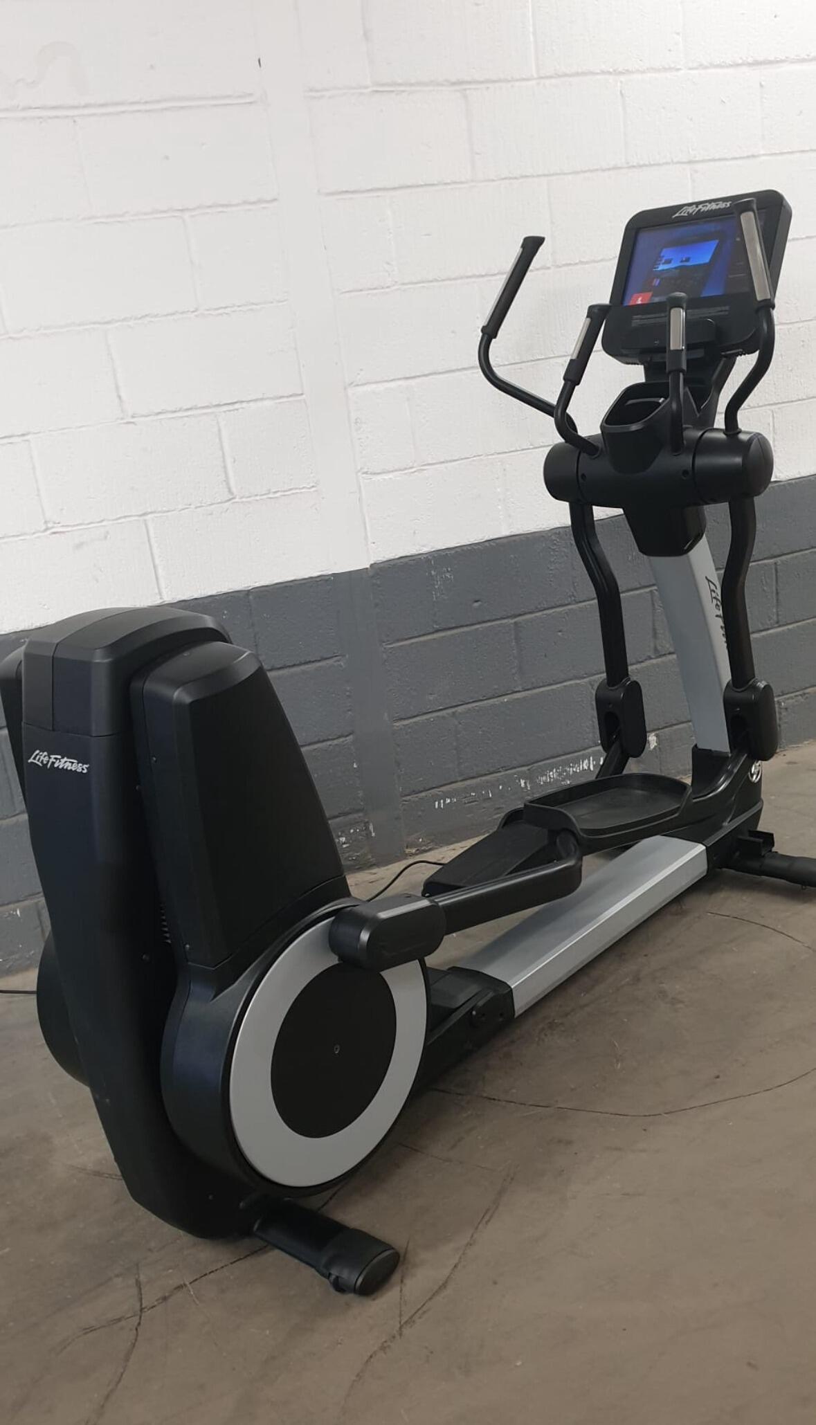 LIFE FITNESS Second Life - Life Fitness 95 X Elevation Cross Trainer w/ Se3 Console - Good