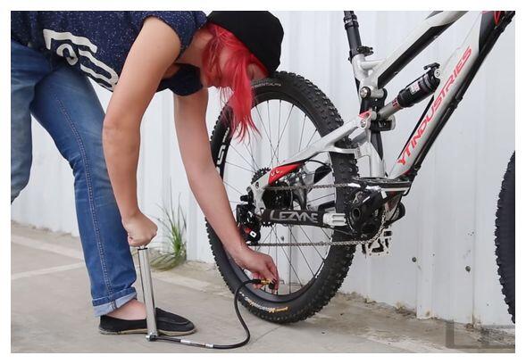 Cyfrowa pompka do stóp Lezyne Micro floor Drive HPG