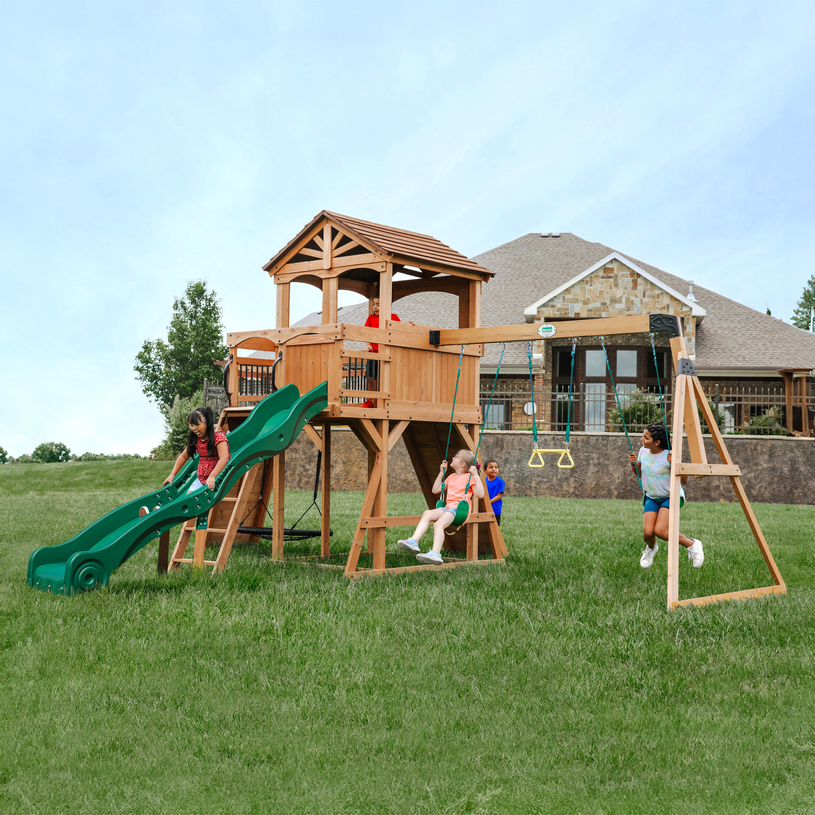 Parque Infantil, paredes rocosas, tobogán, 3 columpios, Sterling Point 3/7