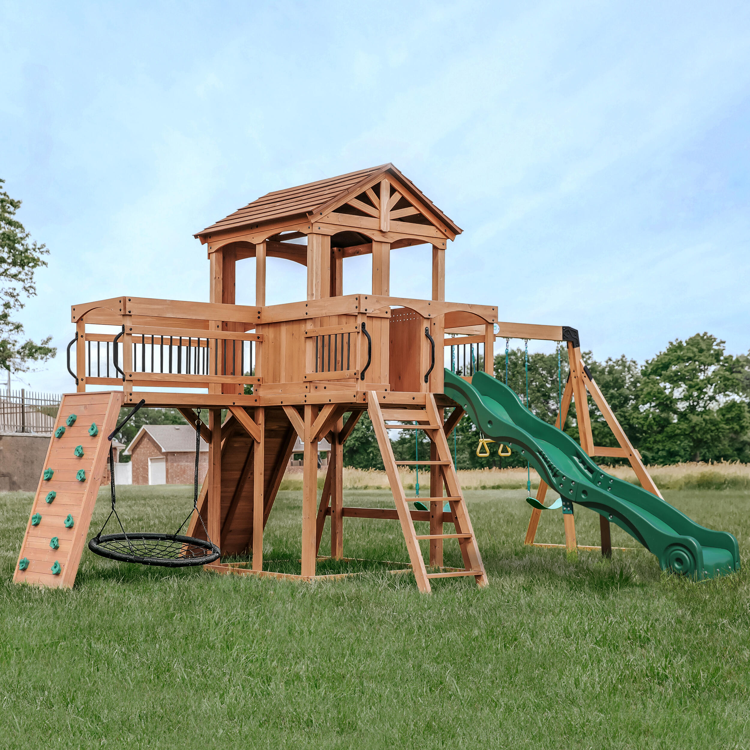 Parque Infantil, paredes rocosas, tobogán, 3 columpios, Sterling Point 2/7