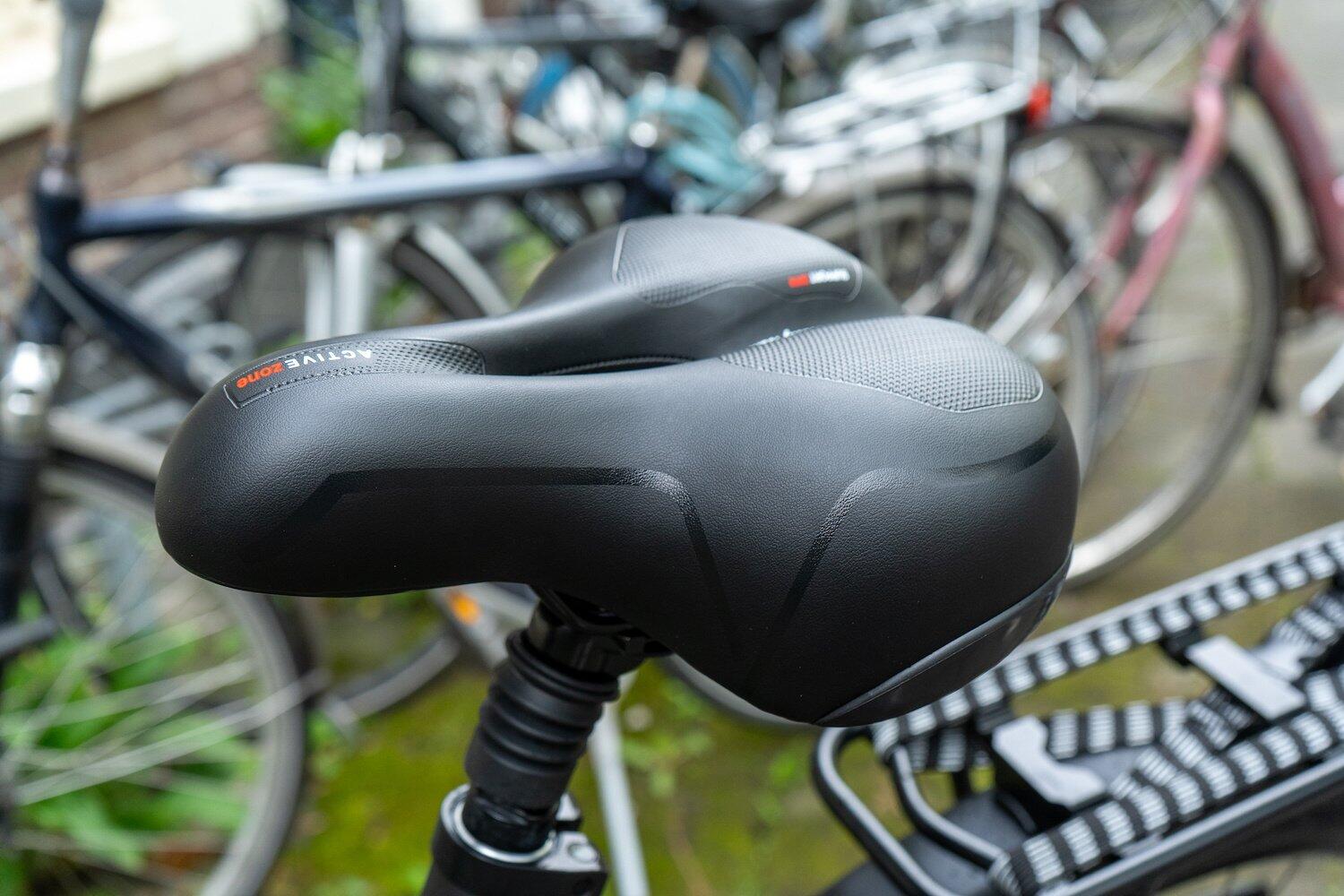 Voltano Fietszadel Met Gelpads - Zwart/Rood - Unisex -   Zadelstrop 4/7