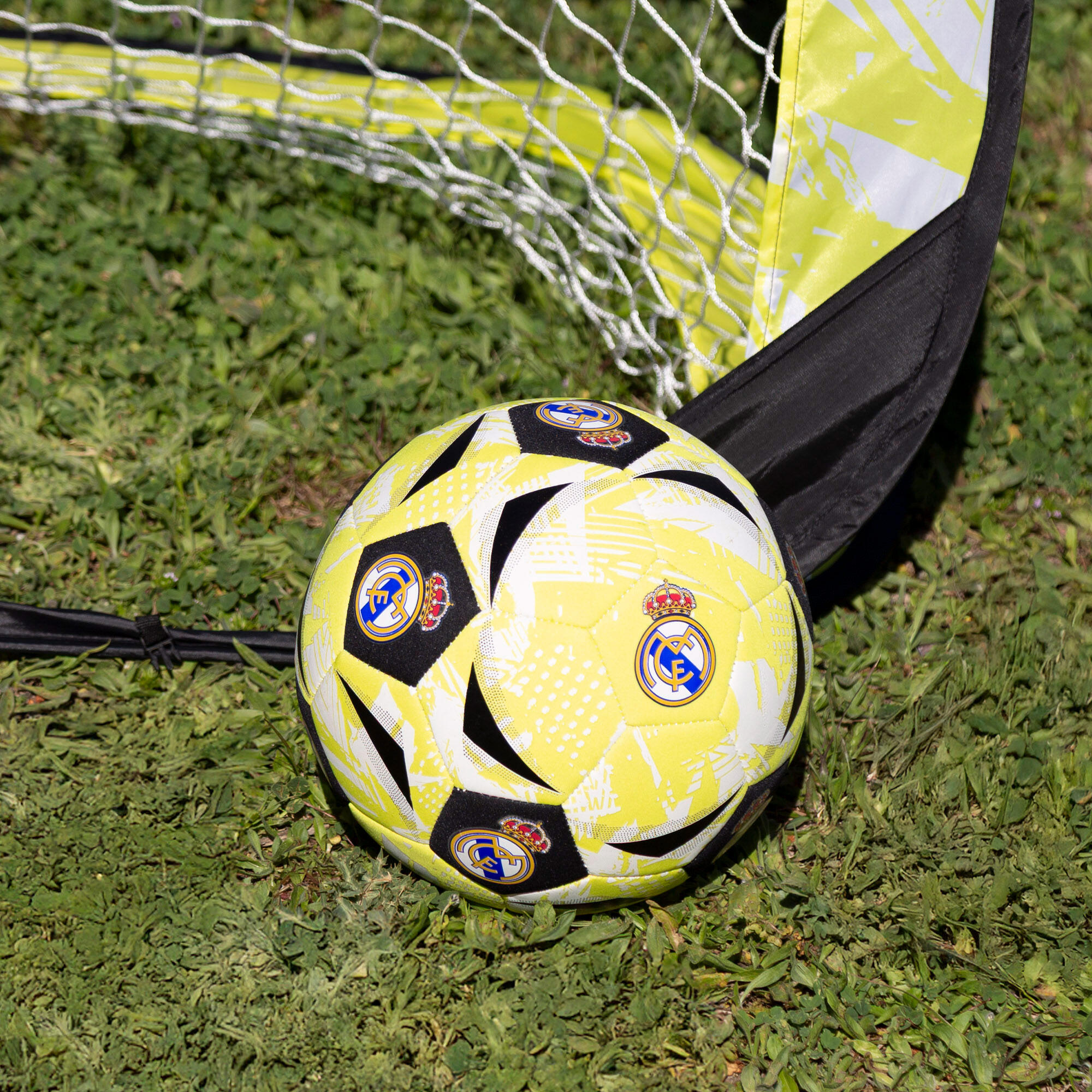 Real Madrid Pack portería pop-up 4 en 1 120x80x80 cm con balón de fútbol playa 6/7