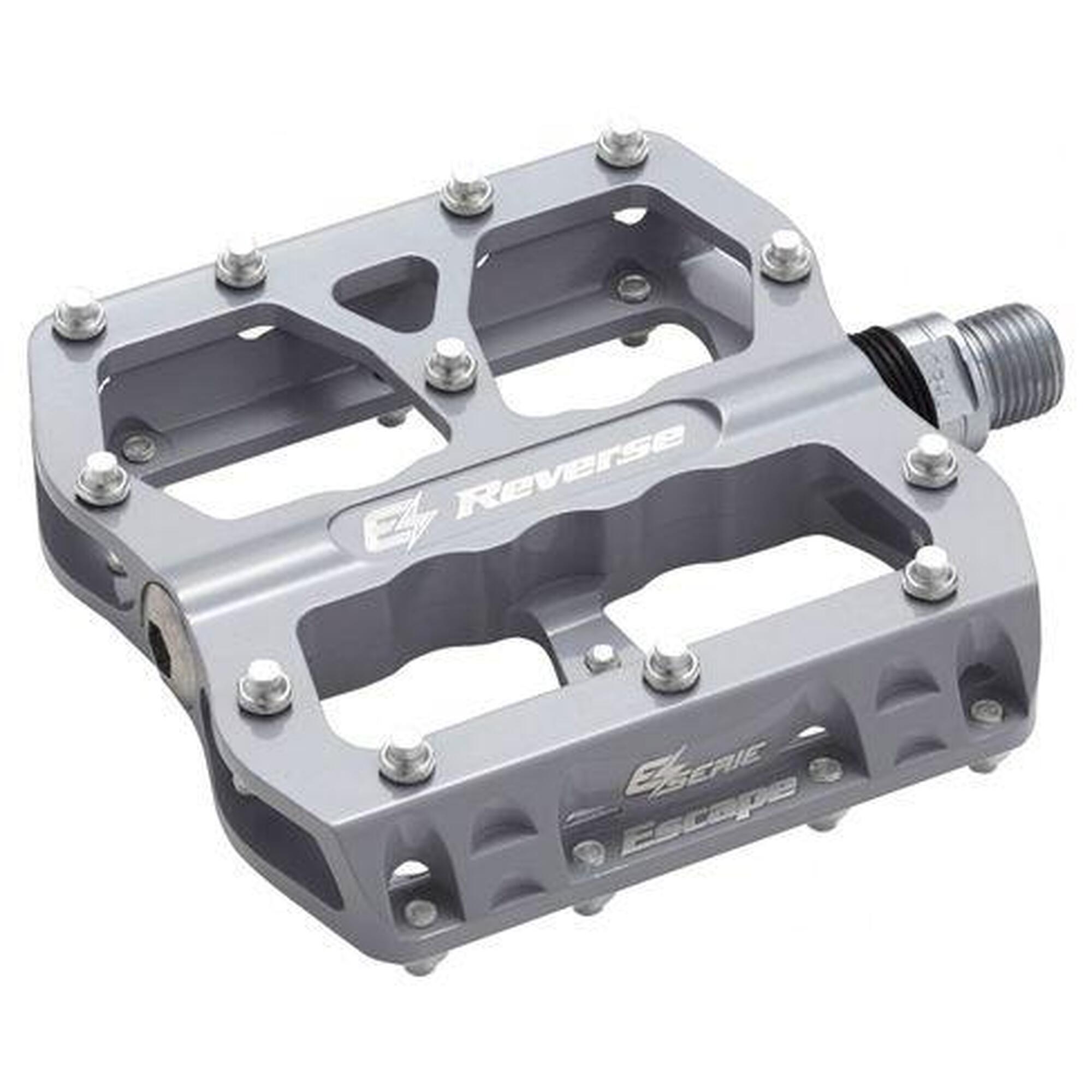 Pédales Reverse E-Escape Argent      9790€ 11990€ -18%    * La vente débute le 16/04/2025    REVERSE Pédales Reverse E-Escape ArgentVendu exclusivement en ligne   