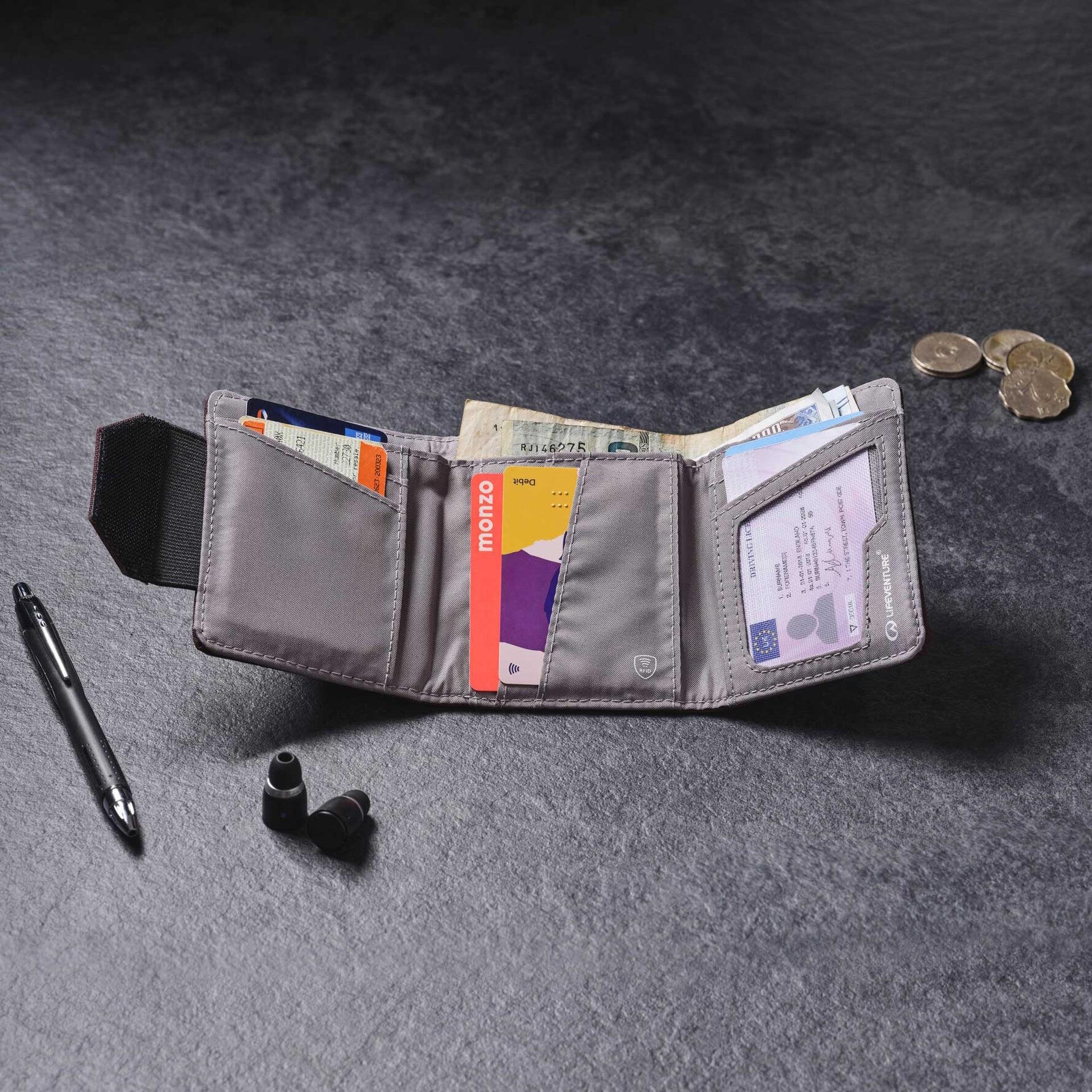 Lifeventure RFID-Geldbörse aus recyceltem Stoff, plum, kompakt und leicht 6/6