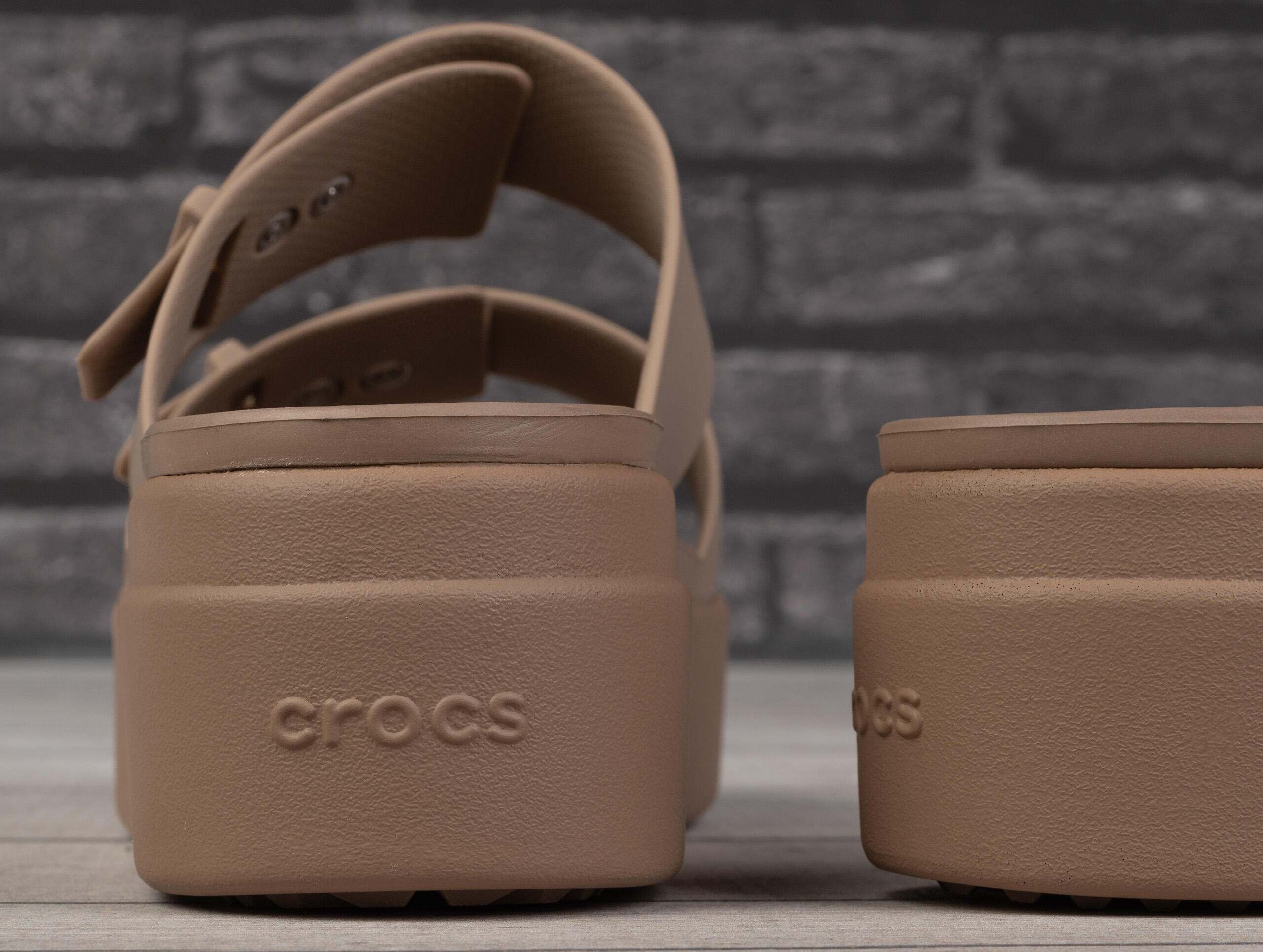 Klapki damskie Crocs BROOKLYN BUCKLE LOWWDG 4/7