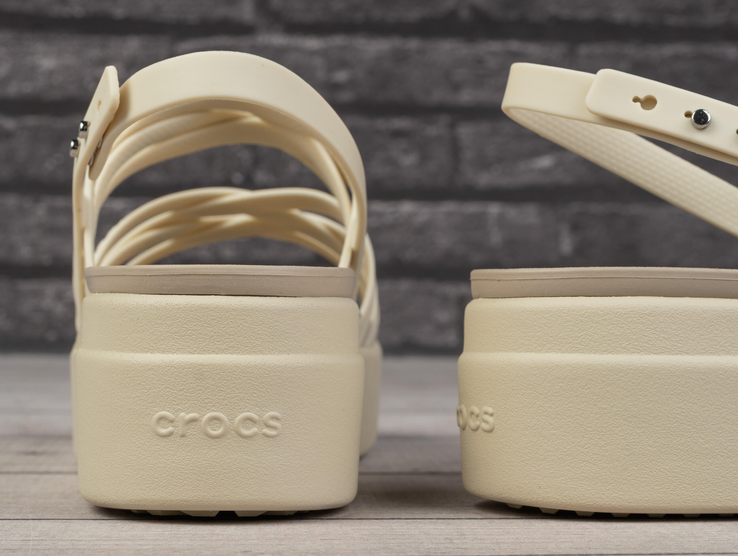 Sandały damskie na basen Crocs BROOKLYN STRAPPY LOWWDG 4/7