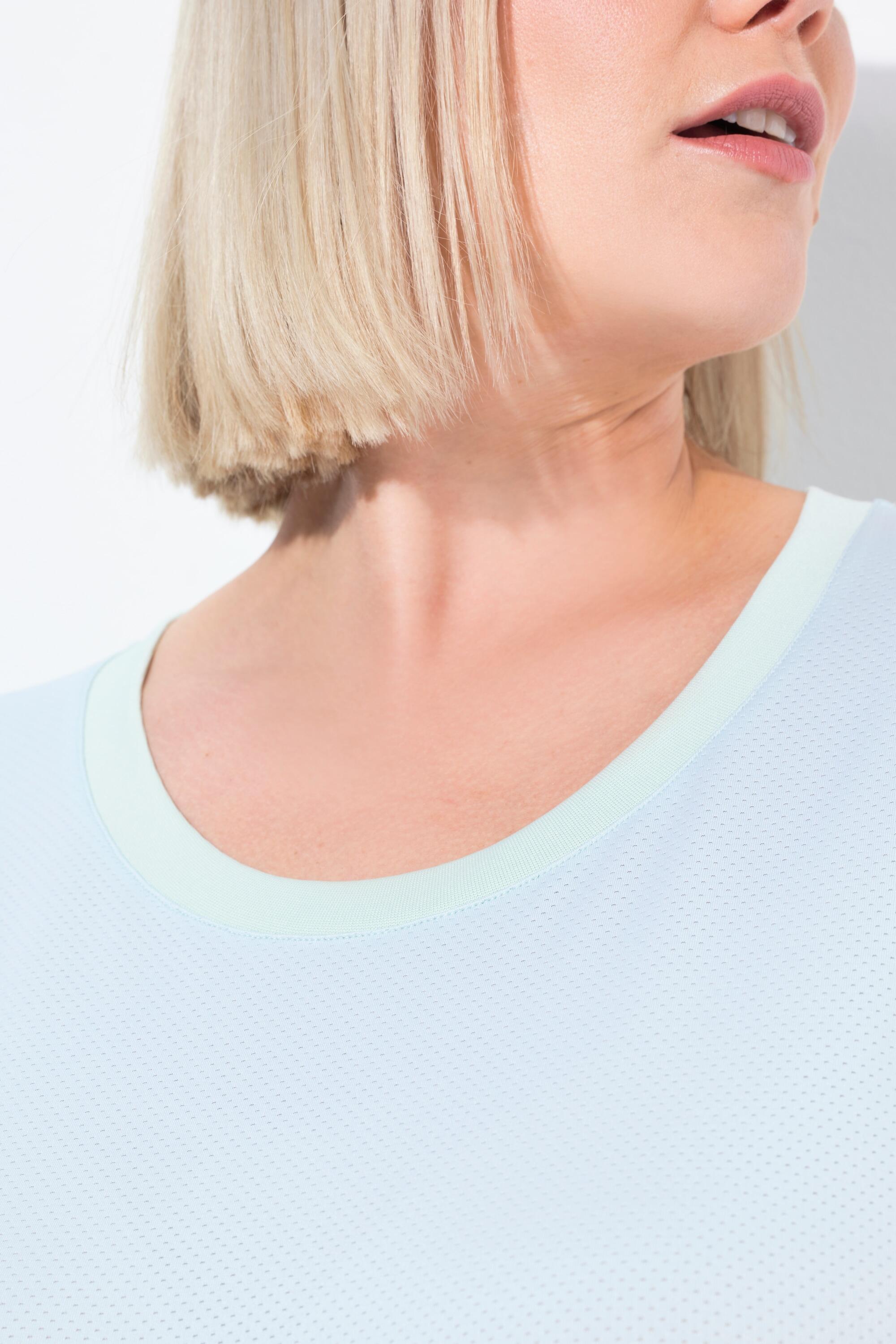 Femme T-shirt technique. Col rond et manches courtes chauve-souris. 5/7