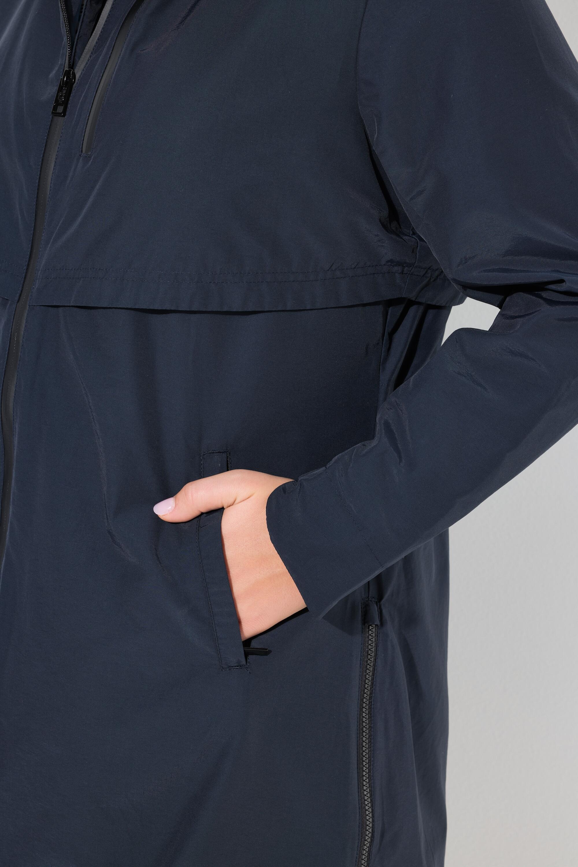 Femme Parka à capuche. Fentes latérales zippées. Poches zippées 6/7